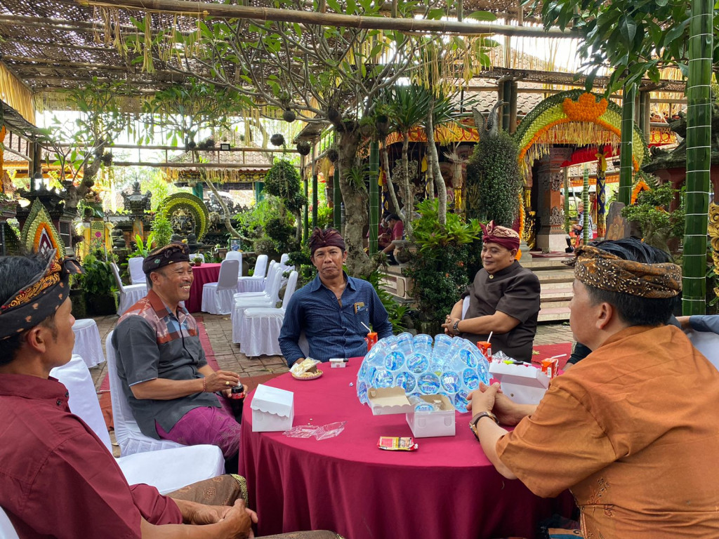 Perbekel Petang Menghadiri Undangan Pawiwahan,di Br Anggungan